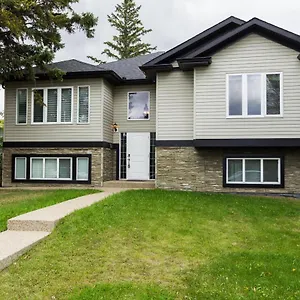 Holiday home French Garden Escape I Walk To River Valley I W Free Parking & Fast Wifi!, Edmonton