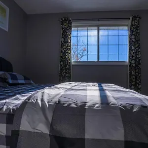 Villa Beautiful 5 Bdrm Ac Home, Pool, Yard, Wifi, Fireplace, Parking, Transit, Town Centre - Sleeps 10, Edmonton