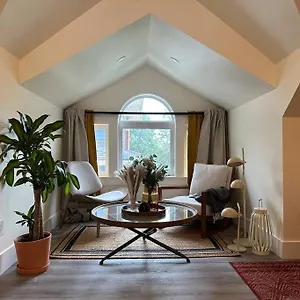 Holiday home Heritage-inspired - Luxe Bath & Elegant Ceilings, Edmonton